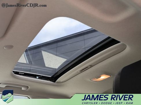 Used 2025 Hyundai Venue SEL FWD image 27