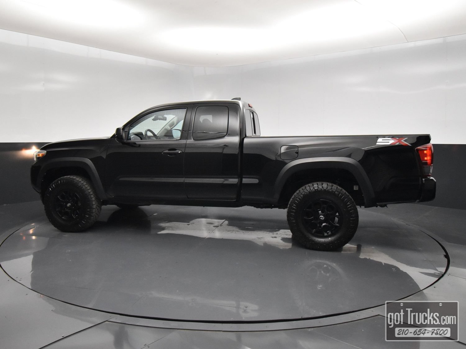 Used 2020 Toyota Tacoma SR w/ SX Package RWD image 3