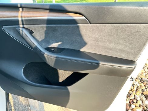 Used 2024 Tesla Model Y Long Range AWD/4WD image 32