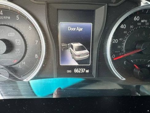 Used 2016 Toyota Camry SE w/ Moonroof Package FWD image 6