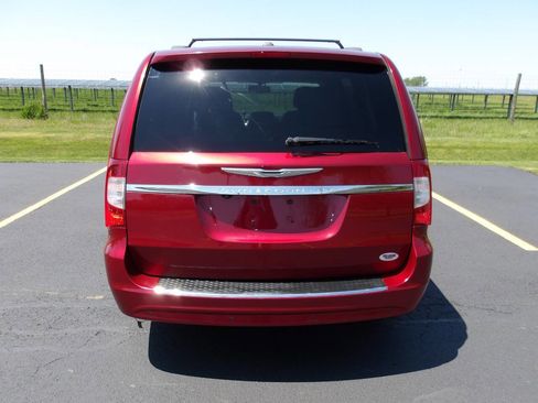 Used 2013 Chrysler Town & Country Touring-L w/ Driver Convenience Group FWD image 4