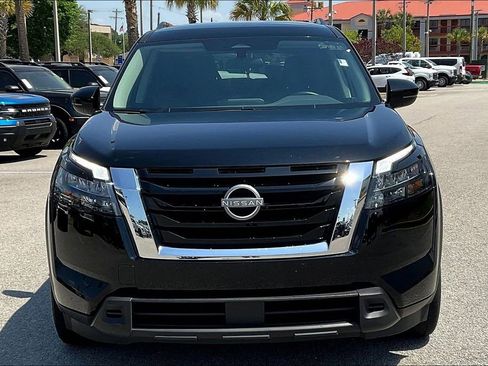 Used 2025 Nissan Pathfinder SV FWD image 2