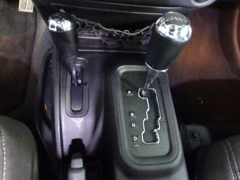 Used 2013 Jeep Wrangler Unlimited Sahara w/ Dual Top Group AWD/4WD image 9