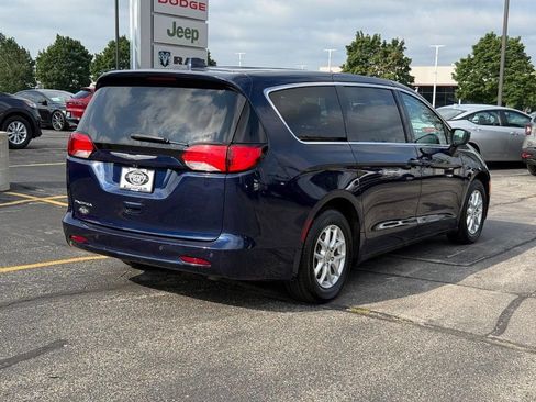 Used 2017 Chrysler Pacifica LX FWD image 3