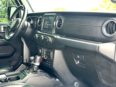 Used 2018 Jeep Wrangler Unlimited Sahara AWD/4WD image 22
