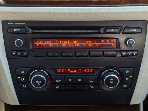 Used 2011 BMW 335i Convertible image 30