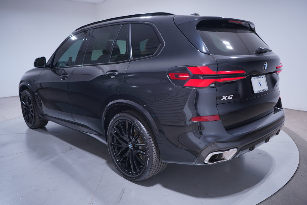 Used 2024 BMW X5 sDrive40i w/ M Sport Package RWD image 3
