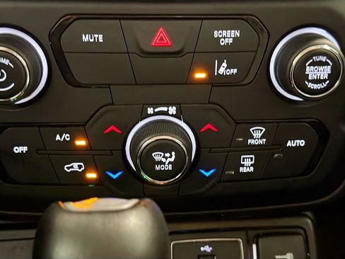 Used 2021 Jeep Renegade Trailhawk AWD/4WD image 13