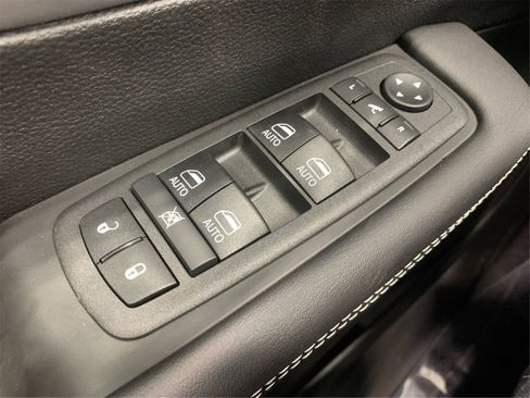 Used 2025 Chrysler Pacifica Limited image 31