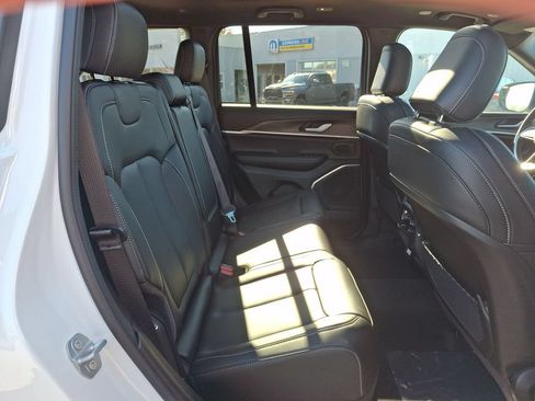 New 2025 Jeep Grand Cherokee Limited w/ Black Appearance Package AWD/4WD image 13