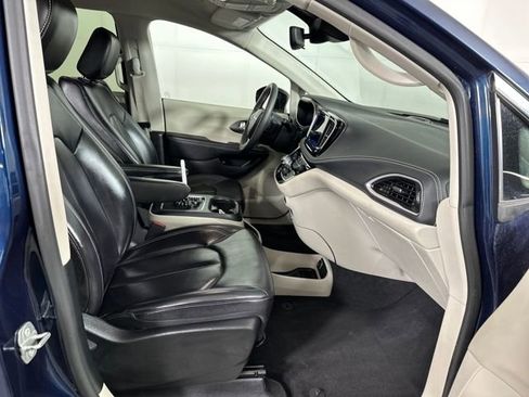 Used 2024 Chrysler Pacifica Select image 28