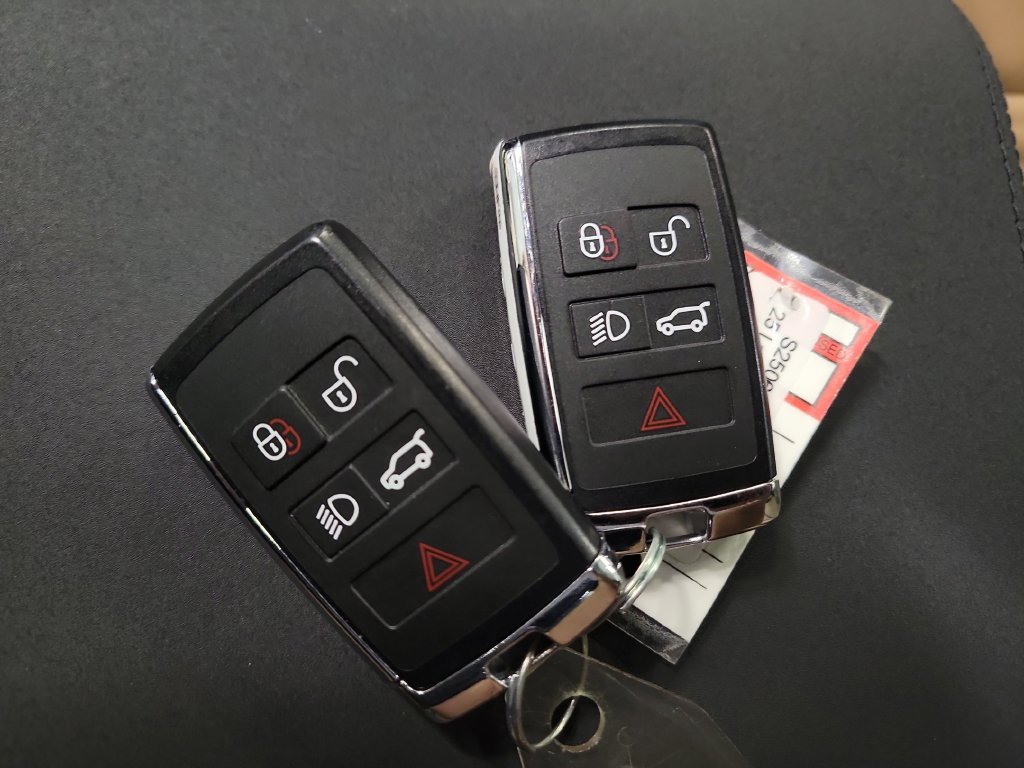 Used 2025 Land Rover Discovery Dynamic SE AWD/4WD image 19