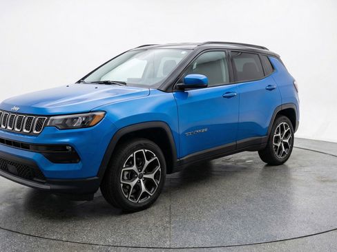 Used 2025 Jeep Compass Limited image 3