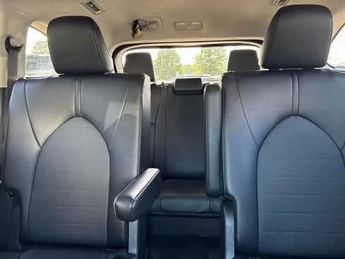 Used 2025 Toyota Highlander XLE FWD image 16
