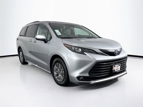 Certified 2025 Toyota Sienna XLE FWD image 10