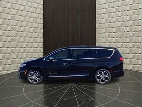 Certified 2024 Chrysler Pacifica Pinnacle FWD image 9