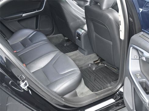 Used 2018 Volvo S60 T5 Inscription image 8