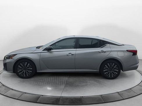Used 2024 Nissan Altima 2.5 SV FWD image 2