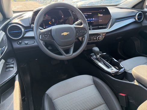 Used 2025 Chevrolet Trax LT FWD image 10