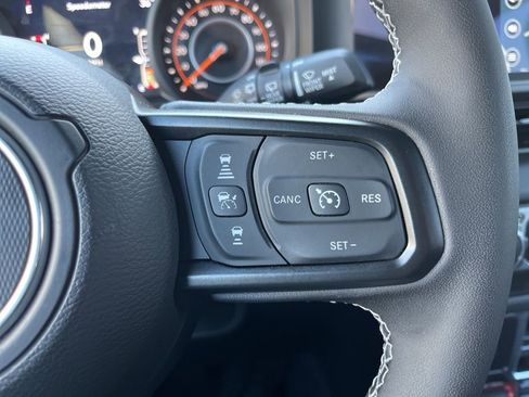 Used 2025 Jeep Wrangler Unlimited Rubicon image 35