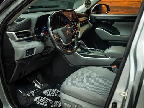Used 2020 Toyota Highlander LE FWD image 9
