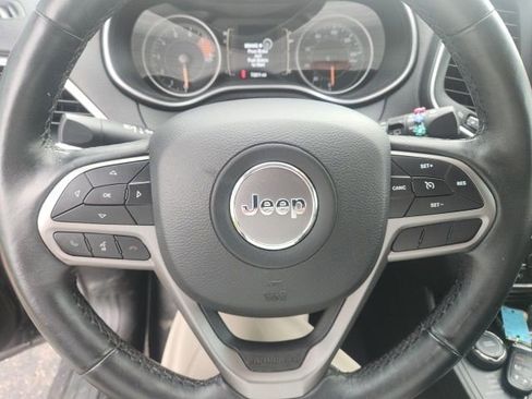 Used 2019 Jeep Cherokee Latitude Plus w/ Cold Weather Group AWD/4WD image 7
