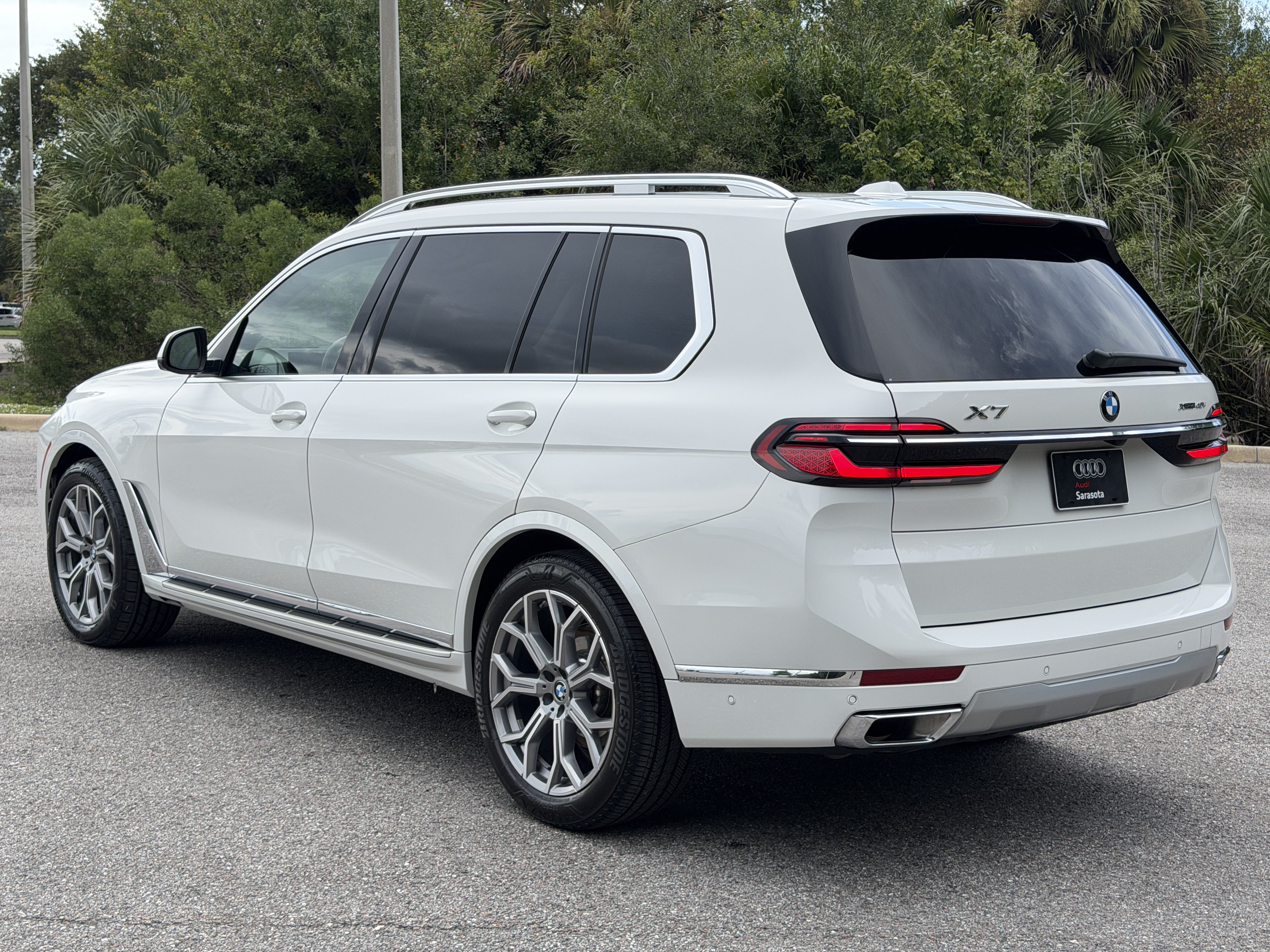 Used 2024 BMW X7 xDrive40i w/ Premium Package AWD/4WD image 5