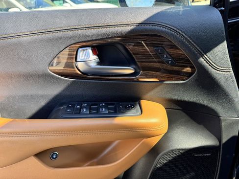 Used 2021 Chrysler Pacifica Pinnacle image 6