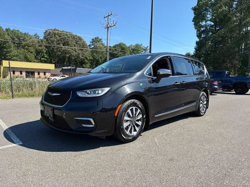 Used 2023 Chrysler Pacifica Limited FWD image 1
