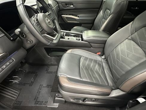 Used 2023 Nissan Pathfinder Platinum image 9