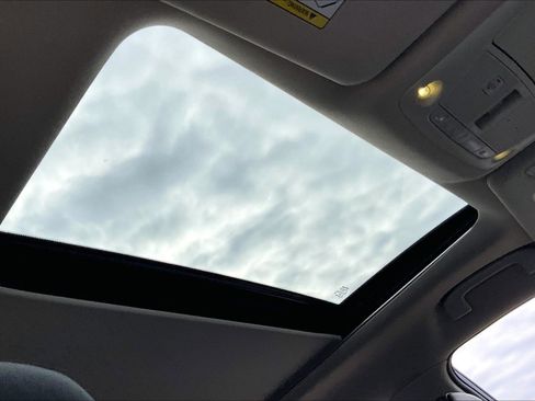 Used 2017 Nissan Rogue SL w/ SL Premium Package image 16