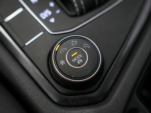 Used 2021 Volkswagen Tiguan SE w/ Panoramic Sunroof Package image 31