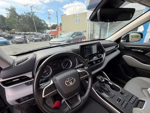 Used 2022 Toyota Highlander XLE AWD/4WD image 21