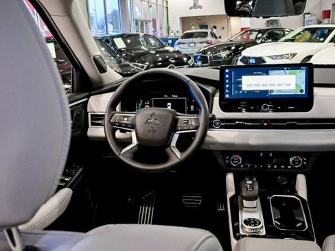 Used 2025 Mitsubishi Outlander AWD image 32