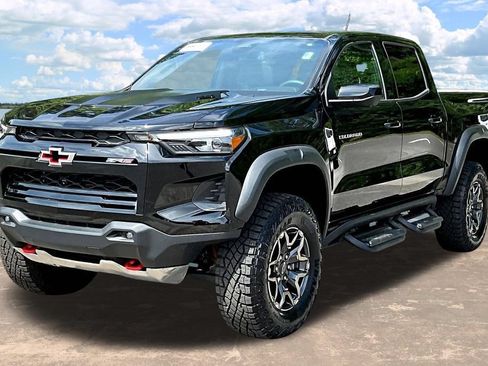 Used 2025 Chevrolet Colorado ZR2 w/ Technology Package AWD/4WD image 4