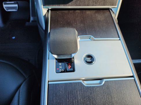 New 2025 Land Rover Range Rover Long Wheelbase SE image 16