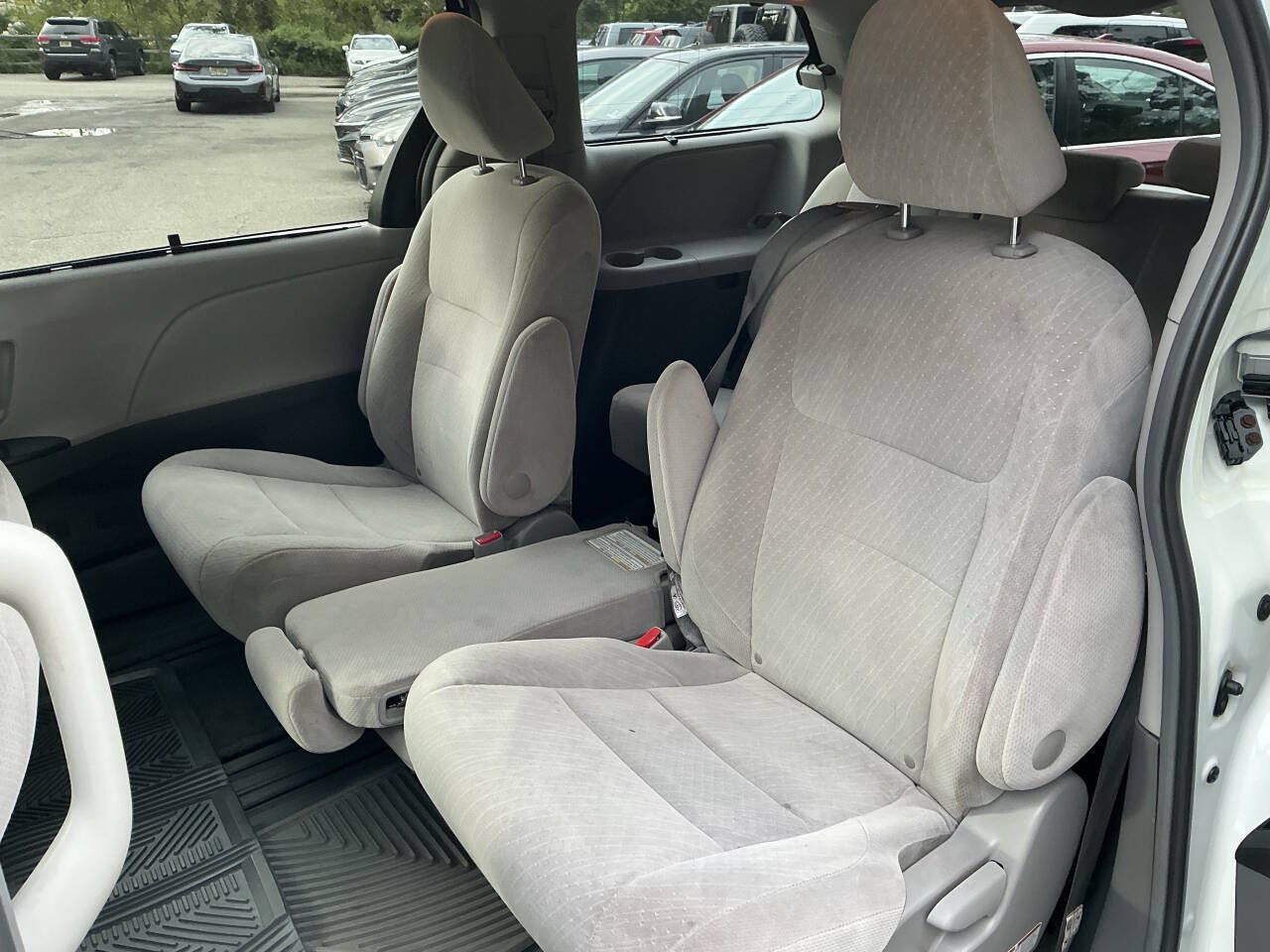Used 2017 Toyota Sienna LE FWD image 23
