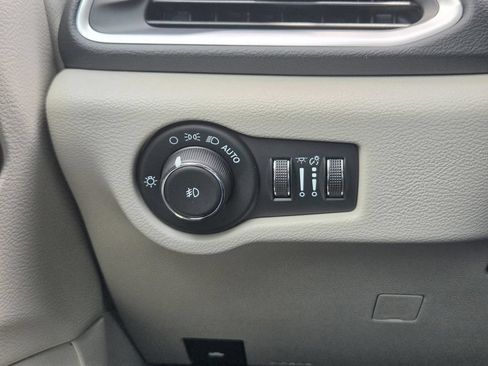 Used 2024 Chrysler Pacifica Touring-L FWD image 24