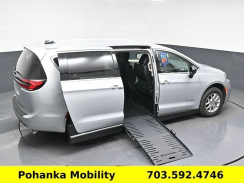Used 2024 Chrysler Pacifica Touring-L FWD image 16