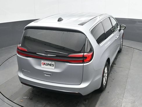 Used 2024 Chrysler Pacifica Touring-L FWD image 12