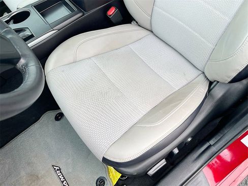 Used 2017 Toyota Camry SE image 18