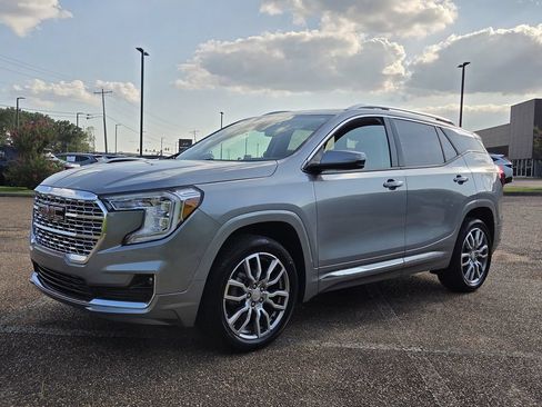 Used 2024 GMC Terrain Denali w/ Denali Premium Package AWD/4WD image 7
