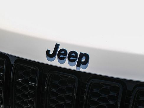 Used 2018 Jeep Grand Cherokee Laredo AWD/4WD image 6