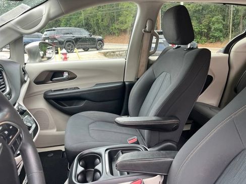Used 2018 Chrysler Pacifica Touring Plus FWD image 10