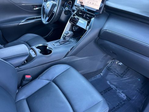 Used 2024 Toyota Venza XLE image 20