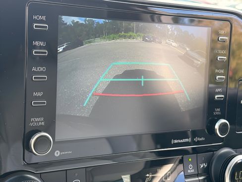 Used 2020 Toyota Highlander XLE image 22