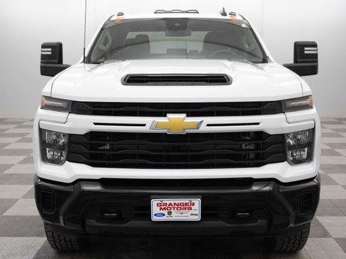 Used 2024 Chevrolet Silverado 2500 Custom w/ Custom Value Package image 5