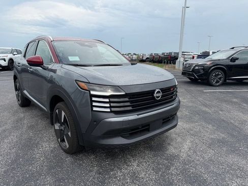 Used 2025 Nissan Kicks SR FWD image 2