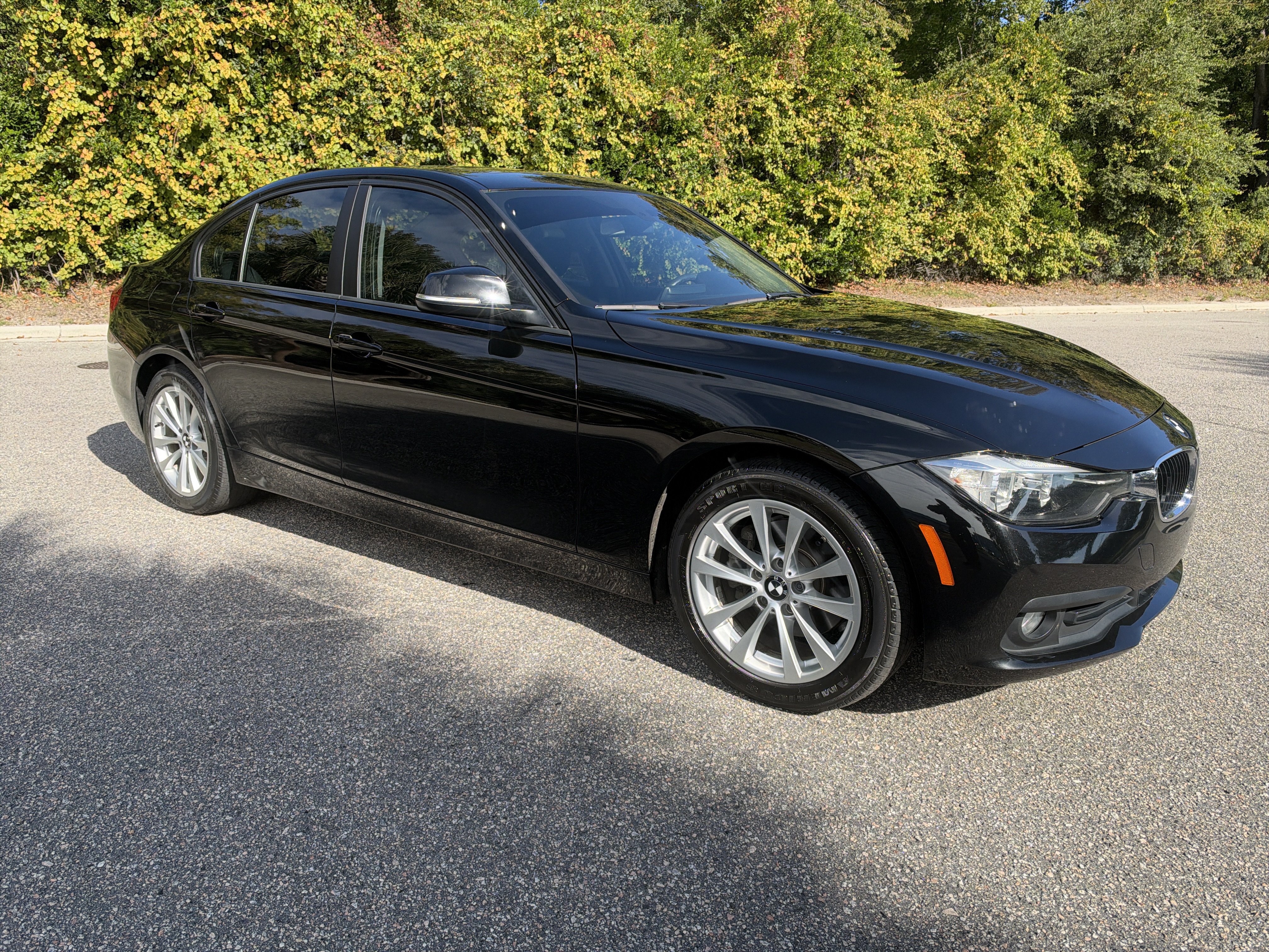 Used 2017 BMW 320i Sedan RWD image 2