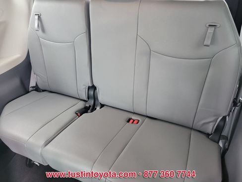 Used 2023 Toyota Sienna XLE FWD image 12